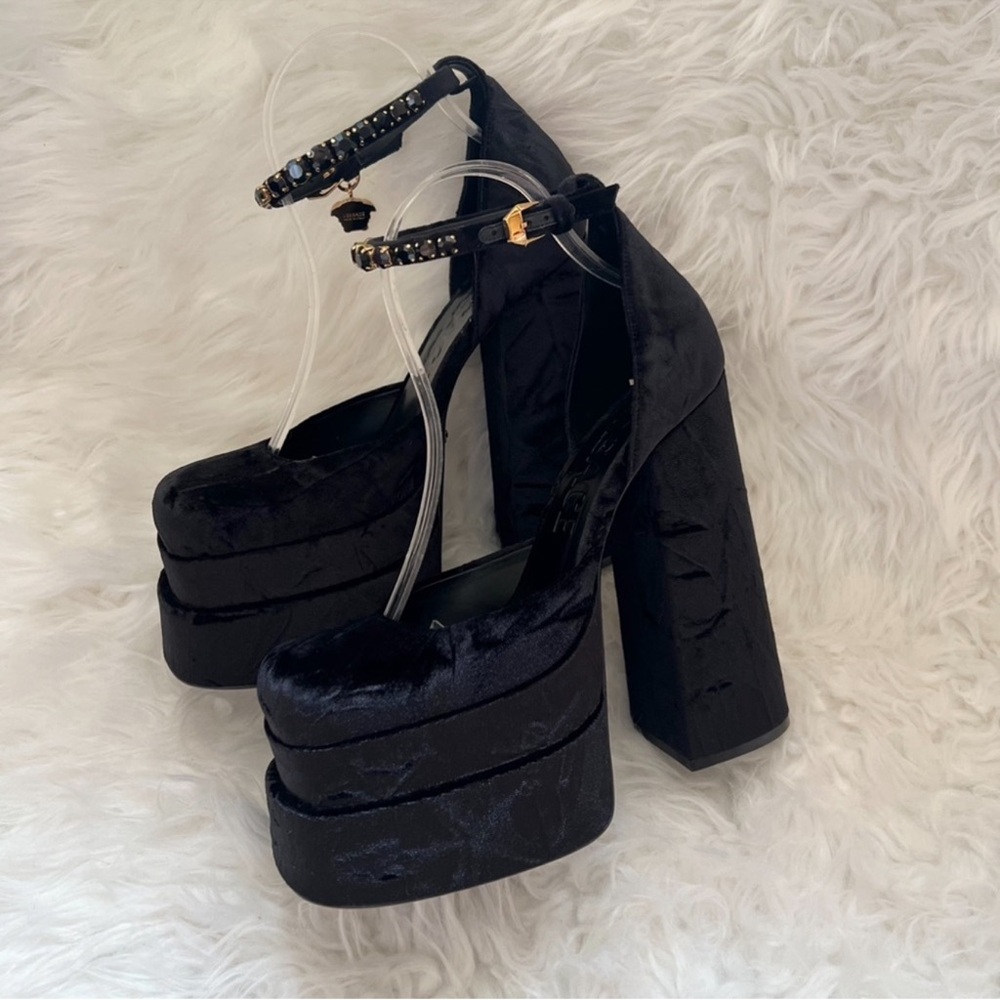 New! VERSACE Logo Medusa Charm Aevitas Embellished Crushed Velvet Platform Pumps - Picture 7 of 14